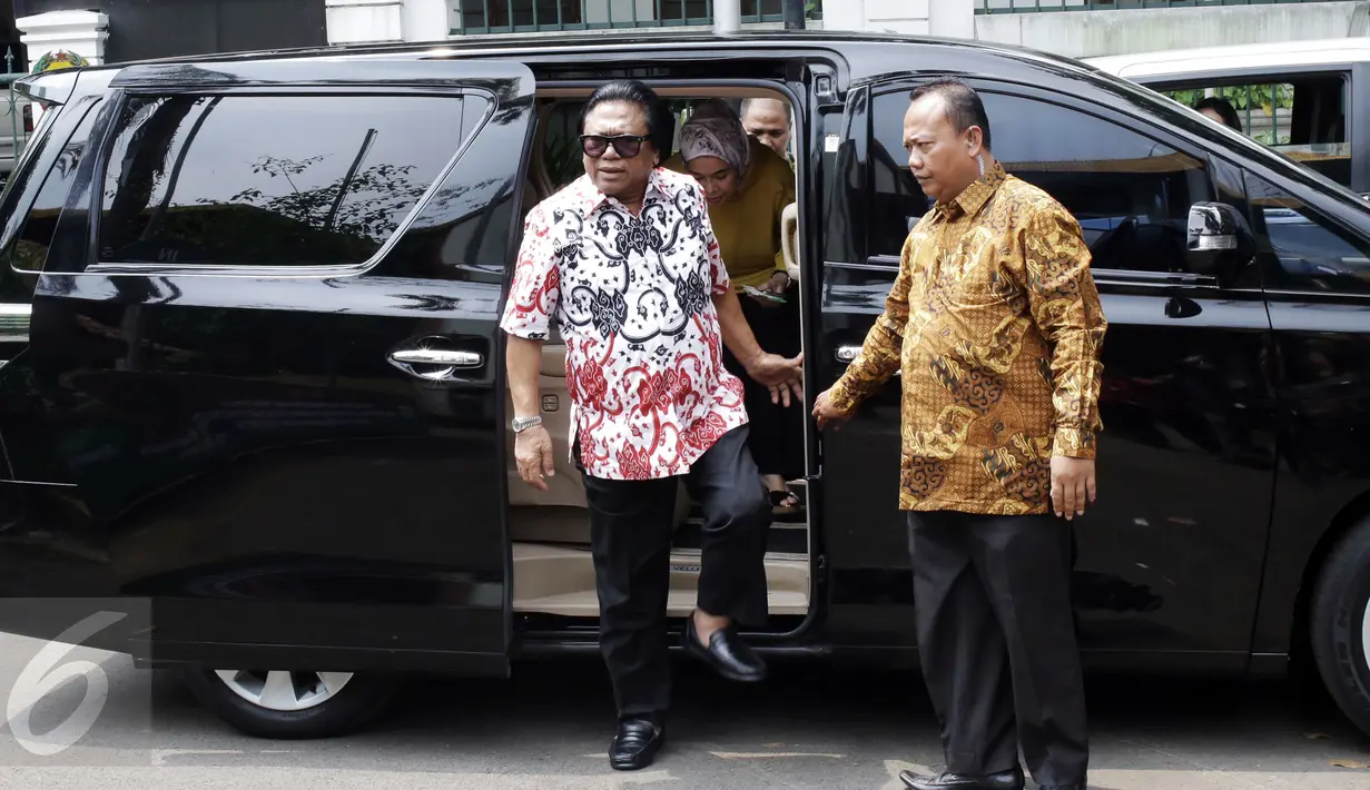 Ketua DPD RI Oesman Sapta Odang keluar dari mobil menuju lokasi untuk menggunakan hak pilihya dalam Pilkada Putaran kedua di TPS 03 Denpasar, Kuningan Timur, Jakarta, Rabu (19/4). (Liputan6.com/Johan Tallo)