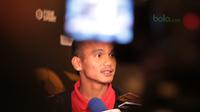 Riko Simanjuntak melayani pertayaan awak media usai menerima penghargaan APPI Footballer Of The Month dari Presiden APPI, Ponaryo Astaman di Jakarta, Rabu (9/5/2018). (Bola.com/Nick Hanoatubun)