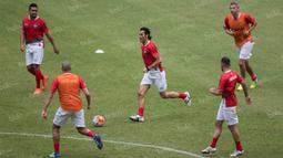 Striker Calcio Legend, Marco Delvecchio, berusaha melewati hadangan pemain belakang saat latihan di SUGBK, Jakarta. Duel Calcio Legend melawan Primavera Baretti akan berlangsung pada Sabtu (21/5) besok. (Bola.com/Vitalis Yogi Trisna)