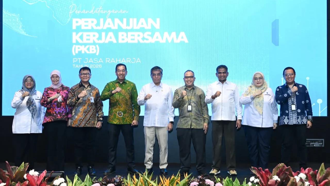Menaker Titip Tiga Agenda Strategis Saat Saksikan Penandatanganan PKB Jasa Raharja-SPJR