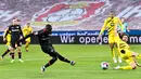 Penyerang Bayer Leverkusen, Moussa Diaby, melepaskan tendangan ke gawang Borussia Dortmund pada laga lanjutan Liga Jerman di BayArena Stadium, Rabu (20/1/2021). Bayer Leverkusen menang 2-1 atas Borussia Dortmund. (AFP/Martin Meissner/pool)