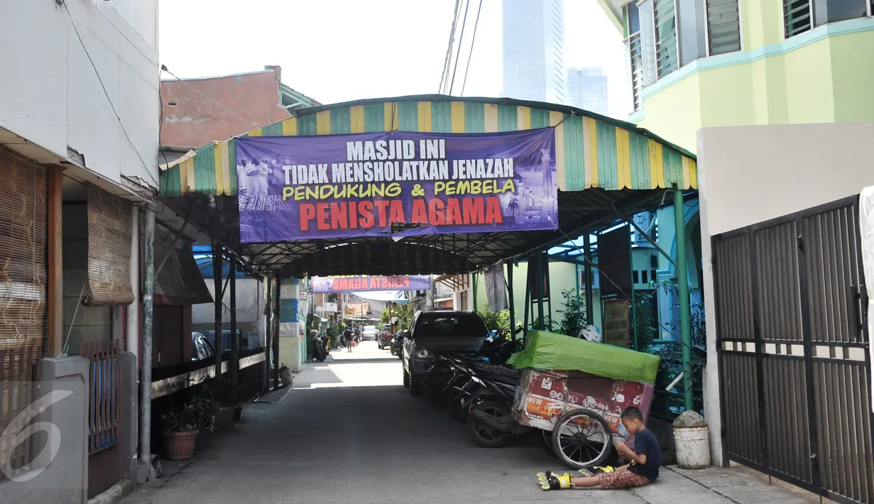 Sebuah sepanduk besar penolakan mensalatkan jenazah pembela penista agama terpampang di halaman Masjid Al-Jihad berada di Jalan BB 9A, Karet Setiabudi, Jakarta Selatan, Minggu (26/2). (Liputan6.com/Yoppy Renato)