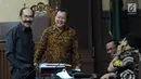 Terdakwa perkara merintangi penyidikan KPK pada kasus korupsi e-KTP, Fredrich Yunadi (kiri) bersama penasehat huklumnya jelang mengikuti sidang lanjutan di Pengadilan Tipikor, Jakarta, Selasa (8/5). (Liputan6.com/Helmi Fithriansyah)