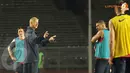 Arsene Wenger (Pelatih Arsenal) memberikan arahan pada para pemain dalam sesi latihan terbuka yang digelar di Stadion GBK Jakarta pada Sabtu 13 Juli 2013 (Liputan6.com/Helmi Fithriansyah)