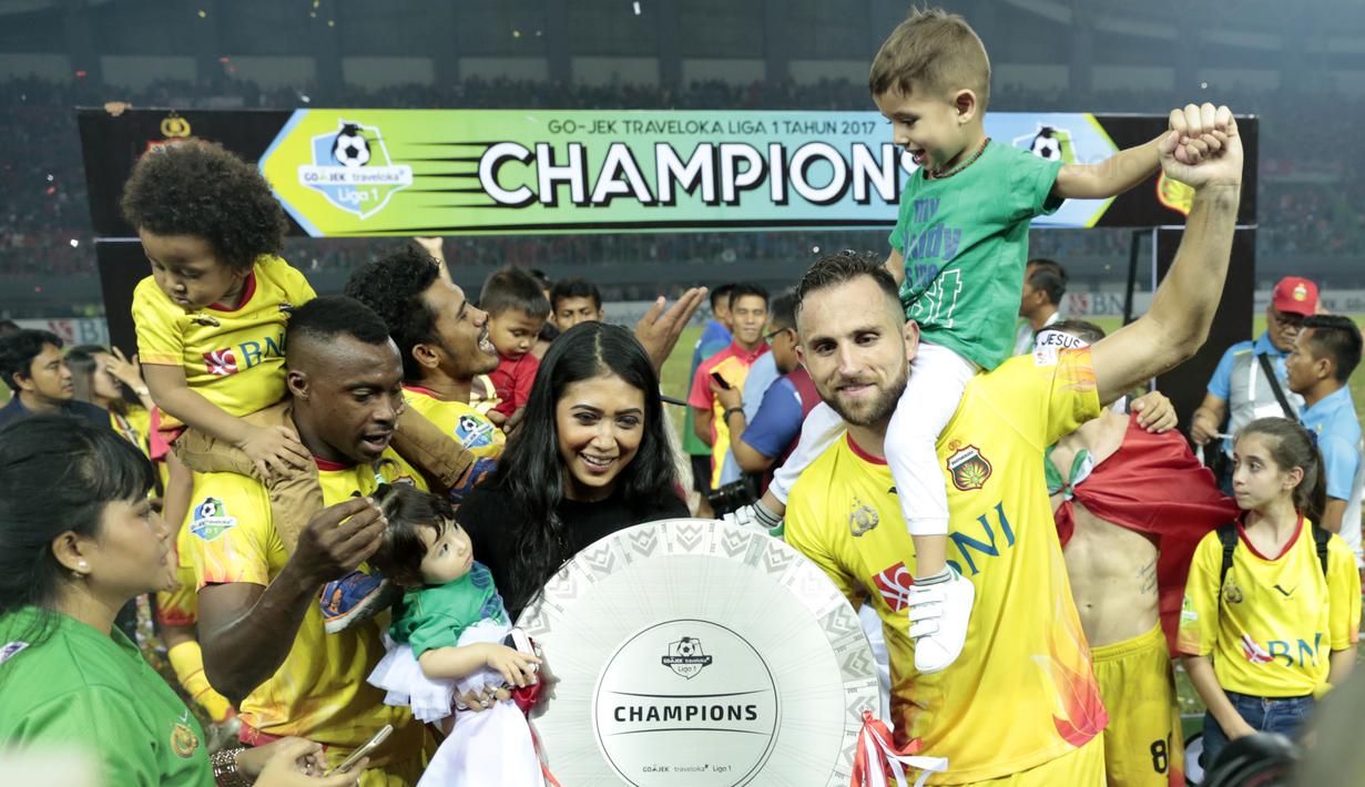 Foto Selebrasi Sederhana Bhayangkara Fc Dan Trofi Juara Liga 1 2017 Indonesia Bola Com