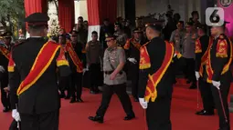 Wakapolri Komjen Pol (Purnawirawan) Gatot Eddy Pramono berjalan meninggalkan PTIK Lemdiklat Polri di Jakarta, Senin (3/7/2023). (merdeka.com/imam buhori)