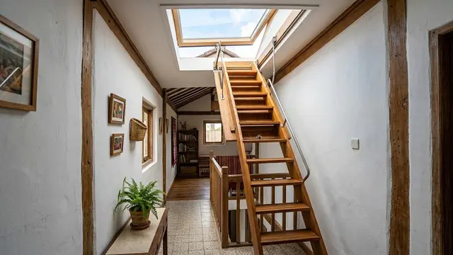 Desain Tangga Rumah Sempit dengan Skylight/AI Generated