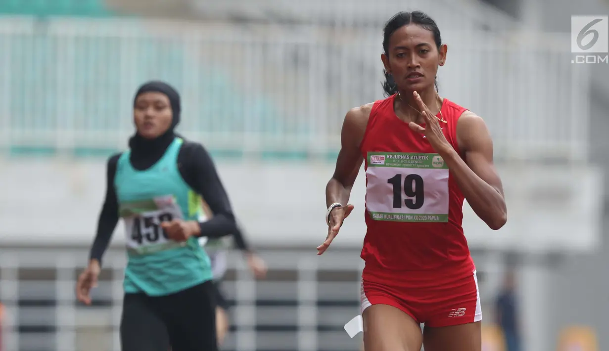 Atlet asal Bali, Dewi Ayu Agung Kurnia (tengah) saat berlaga di kelas lari 400 meter putri senior Kejurnas Atletik U18, U20 dan Senior 2019 di Stadion Pakansari, Kab Bogor, Jumat (2/8/2019). Dewi Ayu Agung Kurnia meraih posisi pertama dengan catatan waktu 55,56 detik. (Liputan6.com/Helmi Fithriansya