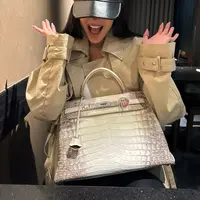 Pendiri Kylie Cosmetics itu memamerkan aksesori baru berupa handbag charm bertabur berlian yang dipasangkan pada salah satu koleksi tas paling langka di dunia miliknya, Hermès Himalaya Birkin. [@kyliejenner].