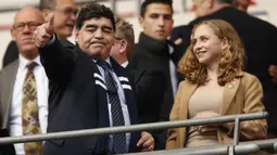 Diego Maradona sempat bermain untuk Tonttenham pada tanggal 1 Mei 1986 melawan Inter Milan. Laga tersebut untuk penghargaan kepada rekan senegaranya Osvaldo César Ardiles. (AFP/IKIMAGES /Ian Kington)