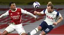 Penyerang Tottenham Hotspur, Harry Kane (kanan) menyundul bola di depan bek Arsenal, Gabriel dalam derby London Utara Liga Inggris di Emirates Stadium, Minggu (14/3/2021). Sempat tertinggal lebih dulu, Arsenal menang 2-1 di kandang sendiri melawan Tottenham Hotspur. (Dan Mullan/Pool via AP)