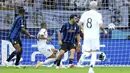 Striker Real Madrid, Kylian Mbappe (kedua kiri) mencetak gol kedua timnya ke gawang Atalanta pada laga Piala Super Eropa 2024 di Narodowy Stadium, Warsawa, Polandia, Rabu (14/8/2024). (AP Photo/Darko Bandic)