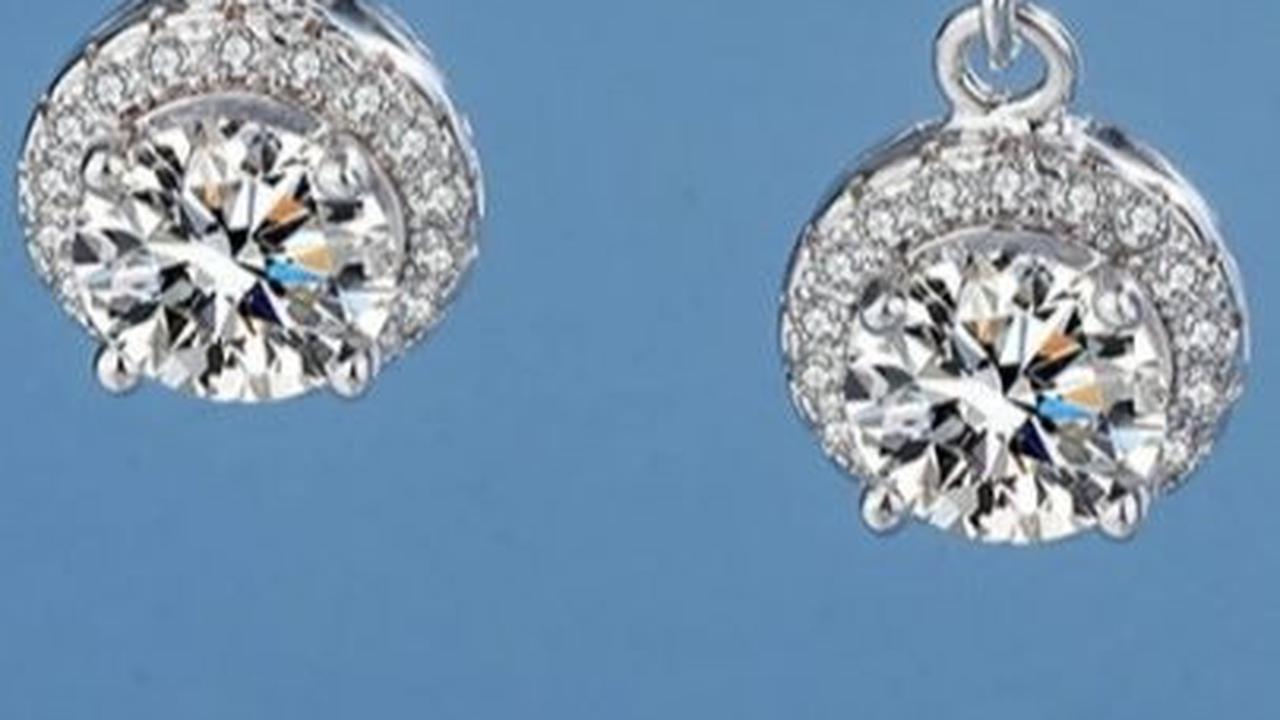 <b>1. Anting Emas Putih Moissanite</b><br>