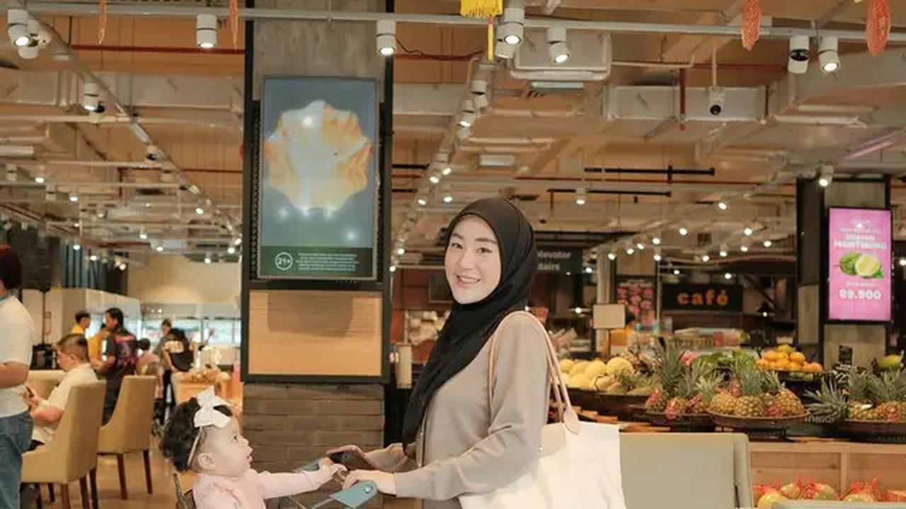 6 Gaya Outfit Larissa Chou saat Momong Anak Kedua, Tetap Modis dan Anggun