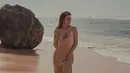 Nude silk dress untuk ke pantai bisa membuat penampilan Ariel Tatum semakin memukau.  (Instagram/arieltatum/anaditya_).