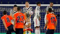 Pemain Istanbul Basaksehir Danijel Aleksic (kiri) melakukan tendangan bebas saat menghadapi Manchester United pada pertandingan pada pertandingan Grup H Liga Champions di Stadion Fatih Terim, Istanbul, Turki, Rabu (4/11/2020). Istanbul Basaksehir menang 2-1. (AP Photo)