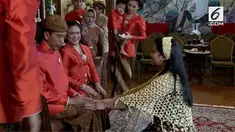 Kahiyang Ayu selesai melaksanakan proses siraman tadi pagi, ia lalu melanjutkan dengan proses sungkeman.