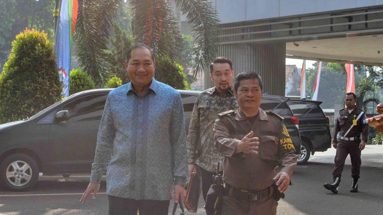 Sebelumnya Lutfi sempat dipanggil ke Kejagung pada 1 Agustus 2023. Namun dalam panggilan itu Lutfi tidak bisa hadir, karena menemani istrinya yang berobat.