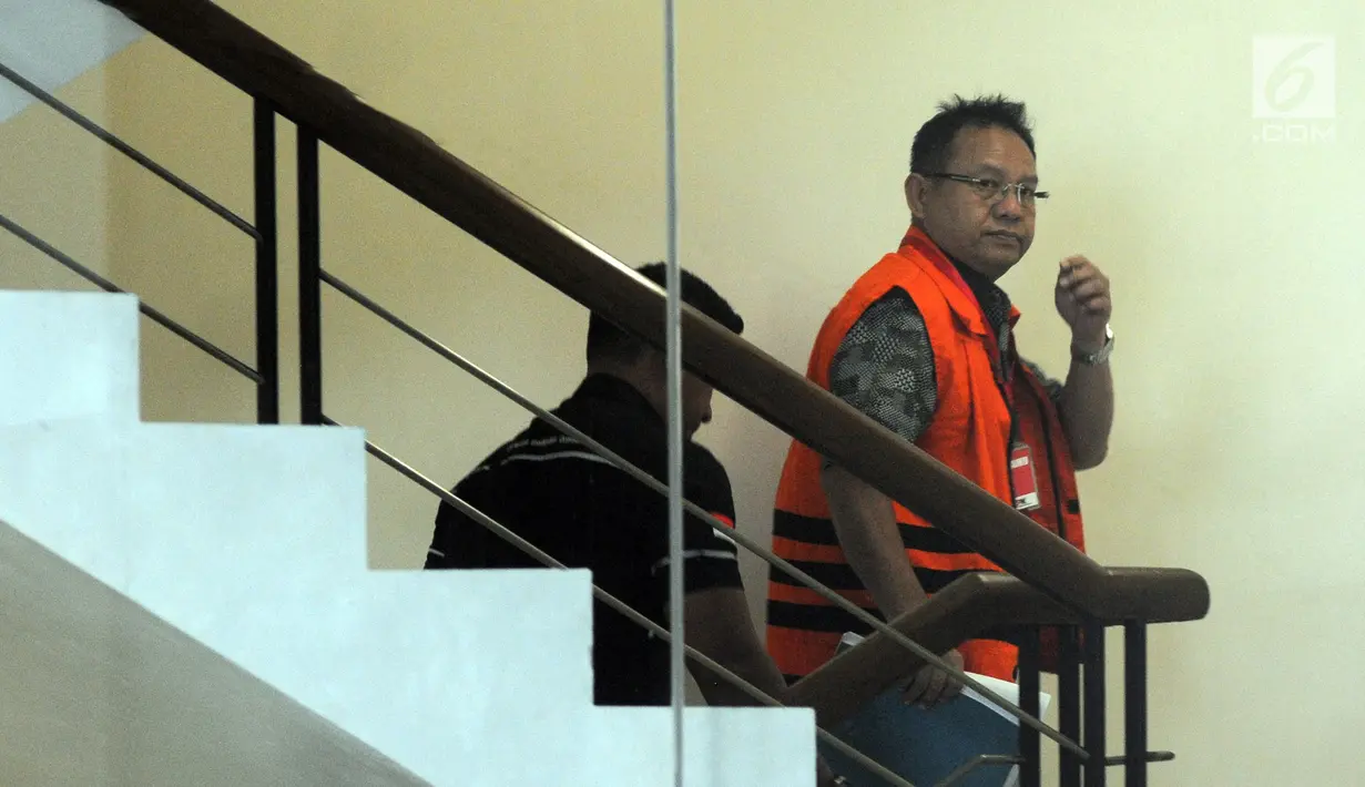 Mantan anggota DPRD Sumatera Utara Tahan Manahan Panggabean tiba di Gedung KPK, Jakarta, Senin (19/11). Tahan diduga menerima suap terkait menyetujui LPJ APBD 2012 dan Pengesahan Perubahan APBD 2013, 2014 dan 2015. (Merdeka.com/Dwi Narwoko)