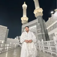 Jalani Puncak Ibadah Haji Jelang Idul Adha, Ivan Gunawan Curhat Minta Maaf ke Ibunya Lewat WA