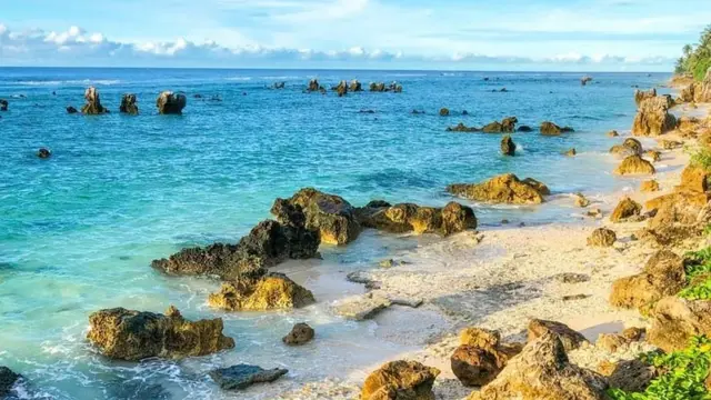 Pesisir laut di Nauru, negara yang terletak di Samudera Pasifik