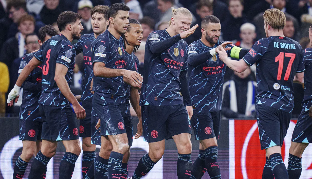 Pemain Manchester City, Kevin De Bruyne (kanan) ikut melakukan selebrasi setelah mencetak assist untuk gol Bernardo Silva ke gawang FC Copenhagen pada laga 16 besar Liga Champions 2023/2024 di Copenhagen, Denmark, Rabu (14/02/2024) WIB. (AP Photo/Ritzau Scanpix/Mads Claus Rasmussen)