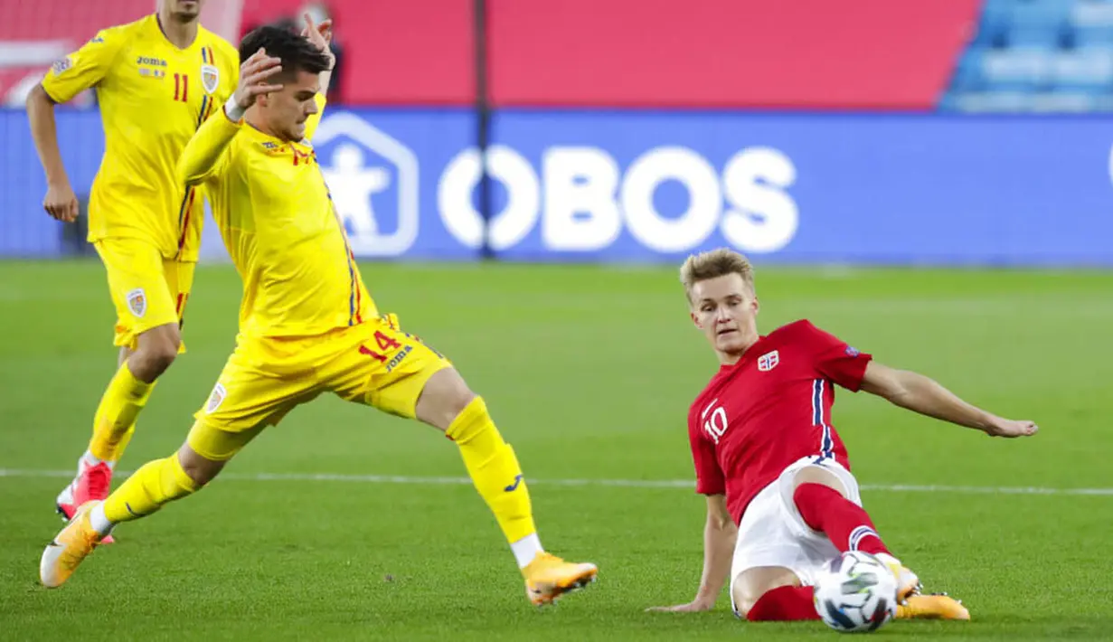 Pemain Norwegia, Martin Odegaard, berebut bola dengan pemain Rumania, Ianis Hagi, pada laga UEFA Nations League di Stadion Ullevaal, Minggu (11/10/2020). Norwegia menang dengan skor 4-0. (Vidar Ruud /NTB scanpix via AP)