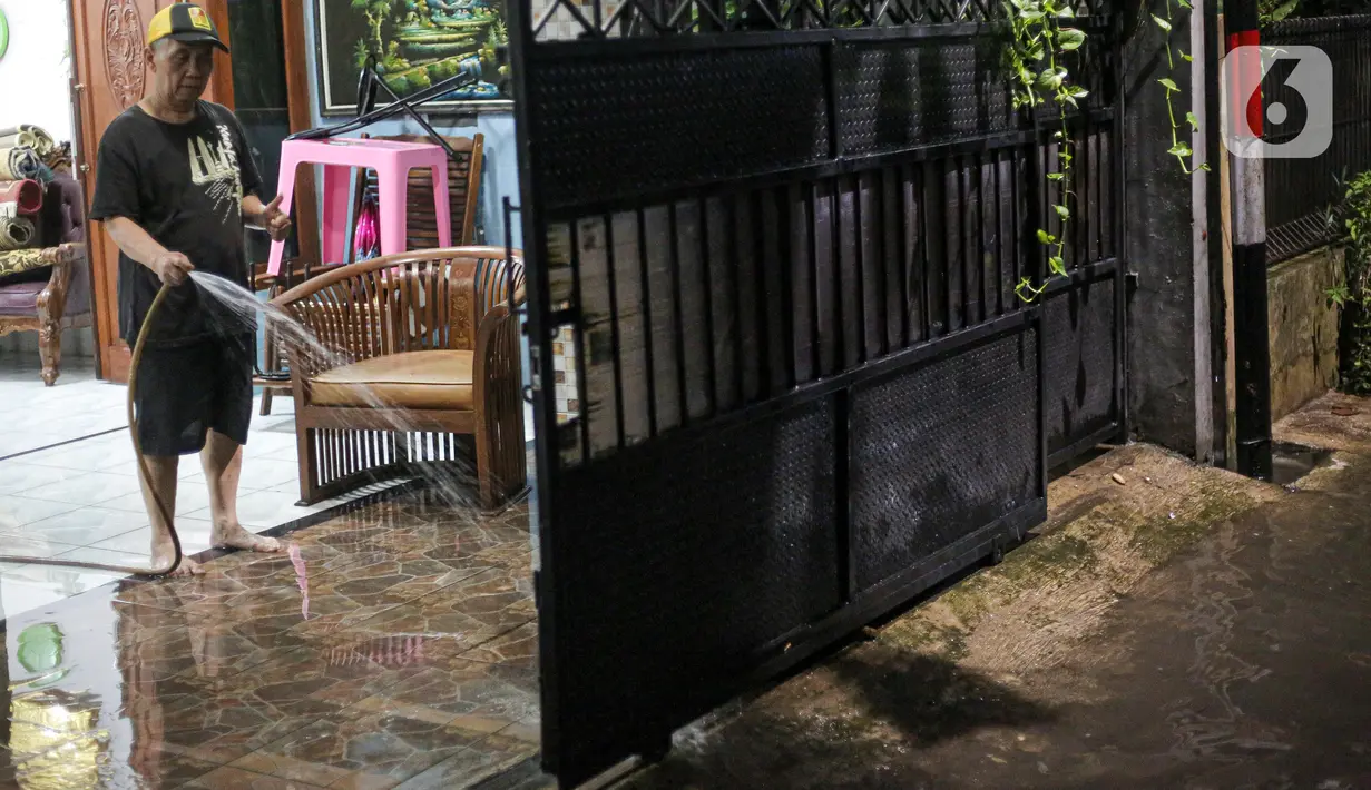 Warga membersihkan rumah usai banjir karena hujan di Jalan Shofa Marwah, Jakarta, Jumat (4/11/2022). Berdasarkan laporan Badan Penanggulangan Bencana Daerah (BPBD) DKI Jakarta yang diperbaharui pada pukul 18.00 WIB, terdapat 4 RT yang terendam banjir dengan ketinggian maksimal mencapai 50 Cm. (Liputan6.com/Faizal Fanani)