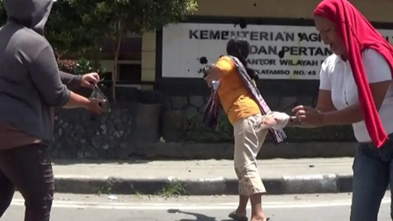 Tak Digubris, Warga Deli Serdang Lempari Kantor BPN Kotoran Babi