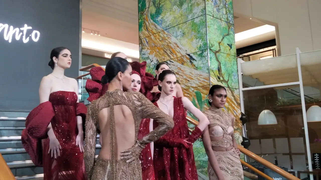 Karya Busana Buatan Julianto, Designer Indonesia yang Pamerkan Koleksi Terbarunya di Milan