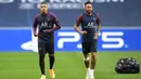 Pemain PSG, Kylian Mbappe dan Neymar, saat mengikuti sesi latihan jelang menghadapi Atalanta pada babak perempat final Liga Champions 2019/2020 di Estadio Da Luz, Kamis (12/8/2020). Mbappe dan Neymar akan menjadi ancaman serius bagi gawang Atalanta. (AFP/David Ramos/pool)