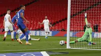 Kiper San Marino Elia Benedettini gagal membendung James Ward-Prowse dari Inggris yang mencetak gol pertama pada laga kualifikasi grup I Piala Dunia 2022 antara Inggris dan San Marino di stadion Wembley di London, Kamis 25 Maret 2021. (Frank Augstein / Po