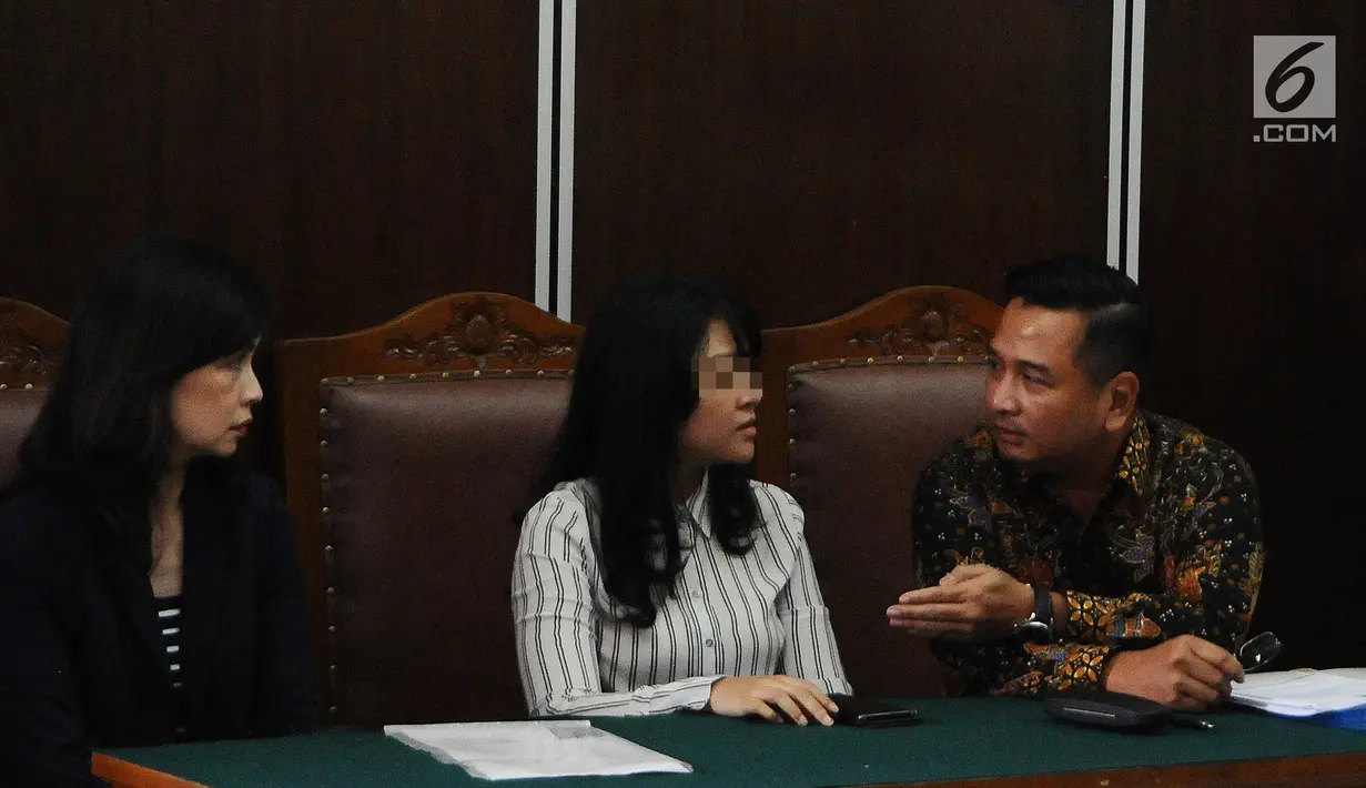Pegawai kontrak Dewan Pengawas BPJS Ketenagakerjaan yang menjadi korban dugaan pelecehan seksual, RA, menjalani sidang perdana  di PN Jakarta Selatan, Rabu (6/3). Ia menggugat SAB dengan gugatan imateriel Rp1 triliun. (Liputan6.com/Herman Zakharia)