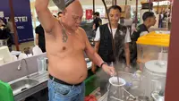 Meracik Kopi Bertelanjang Dada, Tradisi Ikonik Kopi Asiang Sejak 1958