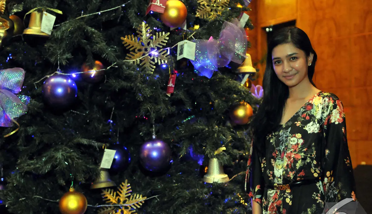 Mikha Tambayong saat ikut meramaikan acara Christmas Tree Lighting Ceremony di Intercontinental Hotel, Jakarta. Foto diambil pada Kamis (27/11/2014). (Liputan6.com/Panji Diksana)