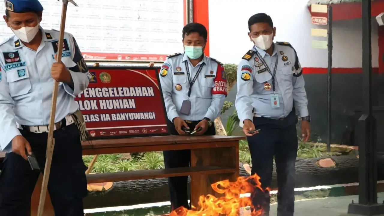Petugas Lapas Banyuwangi musnahkan puluhan HP hasil sitaan dari para tahanan. (Istimewa)