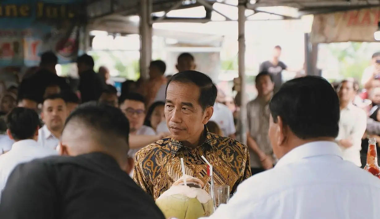 <p>Sejumlah selebritis Ibu Kota turut hadir hingga makan siang bersama di Warung Bakso Pak Sholeh, di kawasan Bandongan. Penampilan mereka tak luput dari sorotan. [@raffinagita1717/@violenziajean]</p>