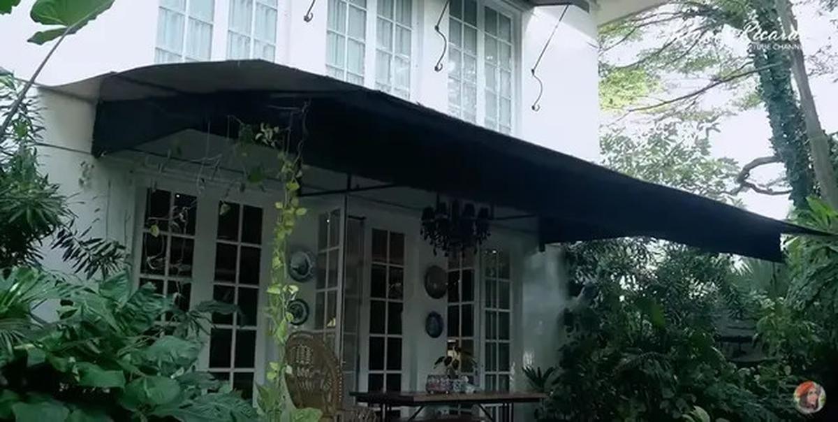 9 Potret Teras dan Taman di Rumah Yuni Shara, Nuansa Tropis yang Asri dan Estetik