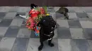 Seekor anjing didandani dan dihias pemiliknya saat akan menghadiri misa San Lazaro di Monimbo, Masaya, Nikaragua (18/3). Para pemilik anjing menghias dan mendadani peliharaannya untuk menghadiri misa ini. (AFP/Inti Ocon)