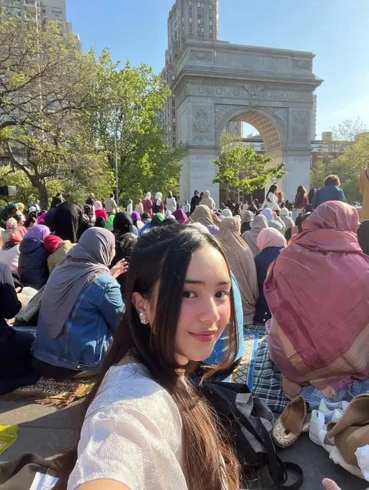 Ia juga tak mengenakan riasan wajah yang berlebihan. Beby terlihat berfoto selfie menampilkan dirinya dengan riasan wajah minimalis dan rambut panjang yang ditata half-ponytail, sisanya dibiarkan tergerai indah. Foto: Instagram.