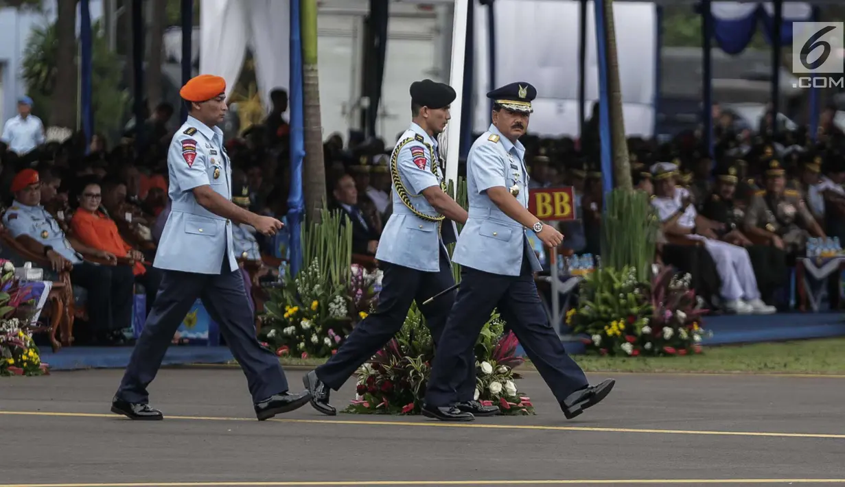 Panglima TNI Marsekal Hadi Tjahjanto memimpin upacara sertijab KSAU di Lapangan Udara Halim Perdanakusuma, Jakarta, Jumat (19/1). Marsekal TNI Yuyu Sutisna menggantikan Marsekal Hadi Tjahjanto yang telah menjadi Panglima TNI. (Liputan6.com/Faizal Fanani)