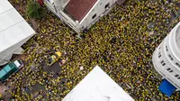 Ribuan orang memadati jalan-jalan di Kuala lumpur dalam aksi aksi menuntut Perdana Menteri Najib Razak untuk mengundurkan diri karena diduga melakukan korupsi, Malaysia, Sabtu (29/8/2015). (Reuters/ Athit Perawongmetha)
