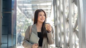 Biar Tetap Fresh dari Pagi hingga Malam, Ini Beauty Essentials yang Wajib Masuk Tas