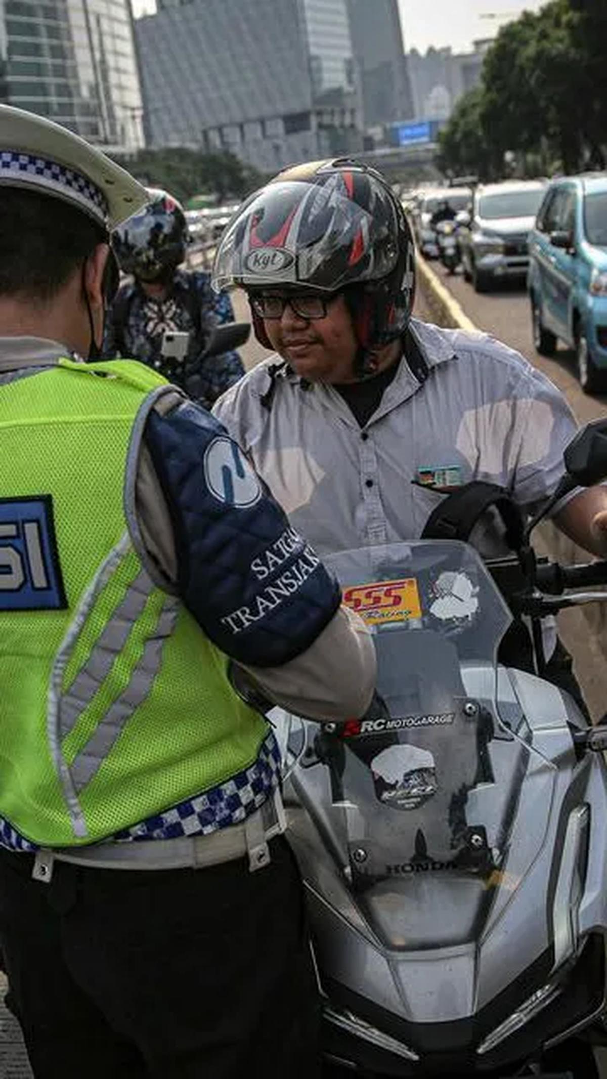 Alasan hanya anggota yang sudah bersertifikat boleh menilang karena konsekuensinya terhadap insentif.

Dana insentif itu turun untuk anggota yang mengurus di kantor, ETLE, dan petugas di lapangan.