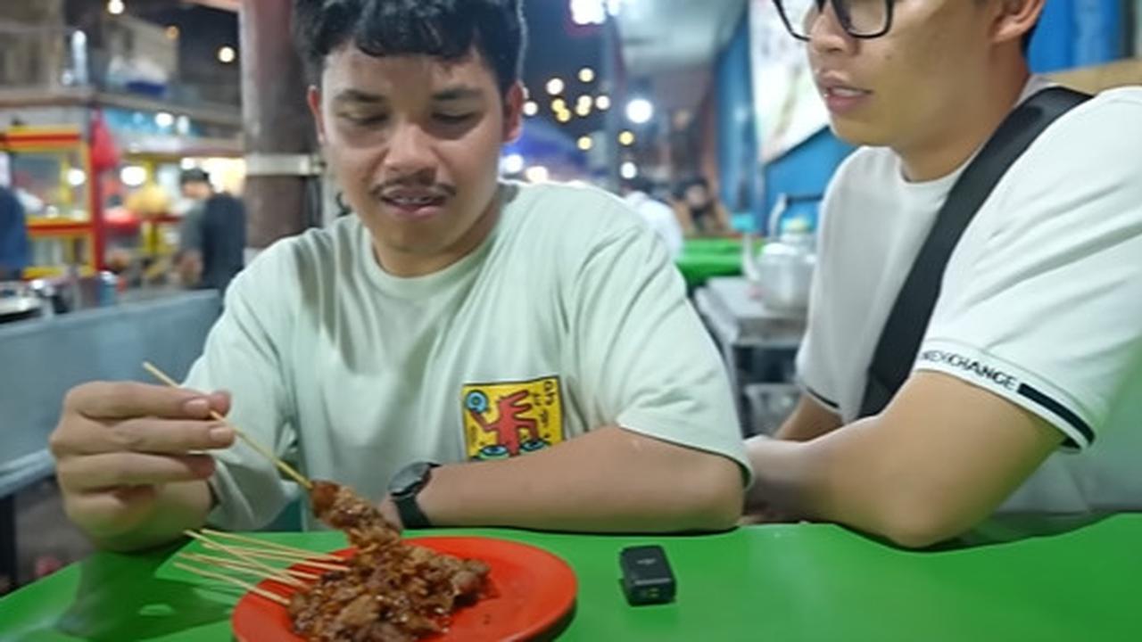 Ngeri Pria Remaja Makan Sate Ular Kobra, Begini Manfaatnya Bagi Kesehatan