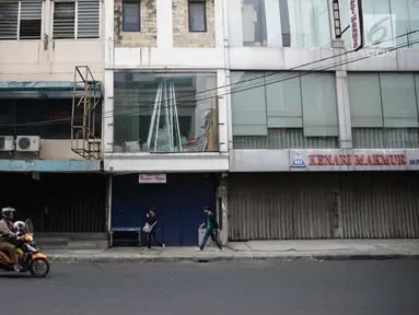 Sejumlah toko tampak tutup di kawasan pertokoan Pinangsia, Jakarta, Sabtu (24/6). H-1 jelang lebaran 2017, sebagian pertokoan di kawasan tersebut mulai tutup dan akan kembali buka setelah Lebaran sekitar tanggal 3 Juni 2017. (Liputan6.com/Faizal Fanani)