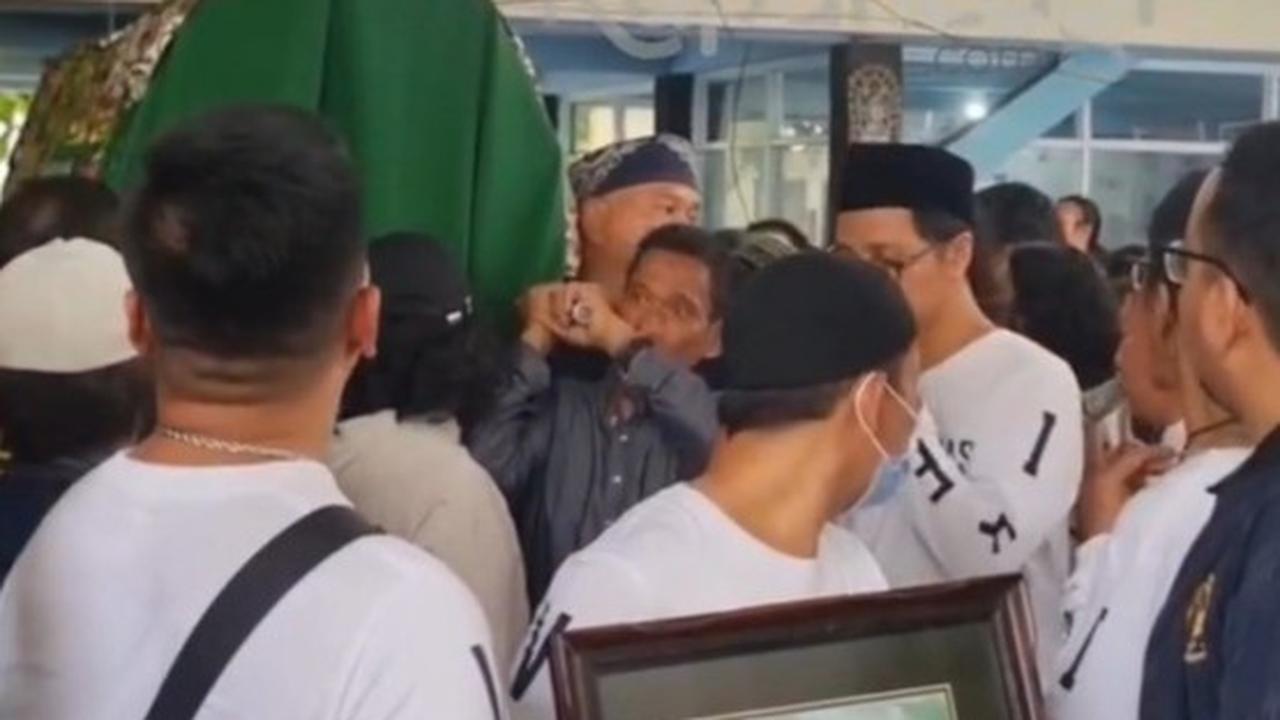 Potret Suasana Duka di Markas Slankers di Potlot, Bimbim Slank  Tegar Panggul Keranda Bunda Iffet