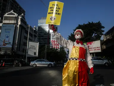 Angggota Komunitas Aku Badut Indonesia (ABI) melakukan aksi kampanye di kawasan Cilandak, Jakarta Selatan, Senin (12/7/2021). Mereka mengajak masyarakat agar menggunakan masker untuk kepentingan bersama dan mengurangi lonjakan kasus COVID-19. (Liputan6.com/Johan Tallo)