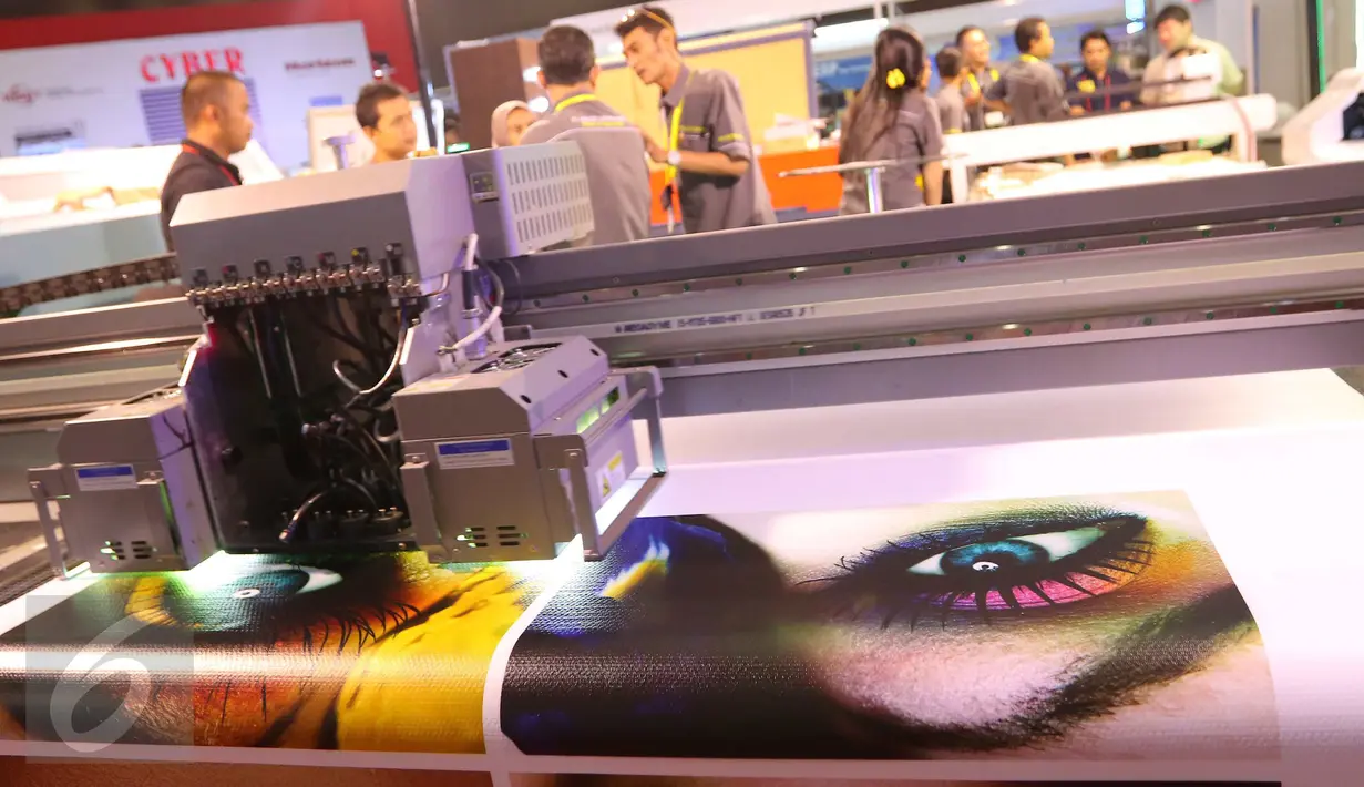 Hasil cetak salah satu produk yang dipajang saat Pameran Mesin Cetak dan Print All Pack Indonesia, All Process di Jakarta International Expo, Kemayoran, Jakarta, Rabu (5/10). (Liputan6.com/Angga Yuniar)