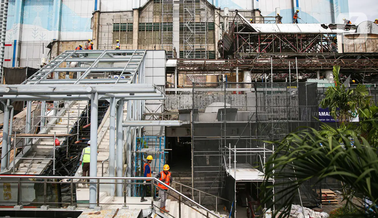Petugas melakukan proses pemugaran pusat perbelanjaan Sarinah, Jakarta, Jumat (30/10/2020). Proyek transformasi Sarinah yang dicanangkan pada Agustus 2020 itu dijadwalkan selesai Agustus 2021. Pemugaran dilakukan dengan tetap mempertahankan aspek sejarah Gedung Sarinah. (Liputan6.com/Faizal Fanani)